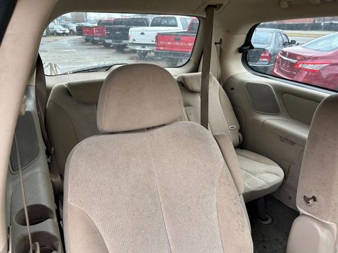 Used 2011 Kia Sedona LX image 17