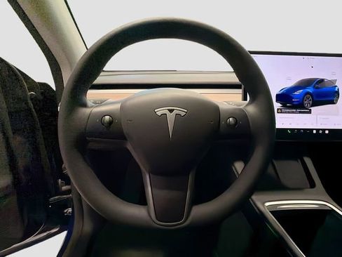 Used 2025 Tesla Model Y Long Range image 9