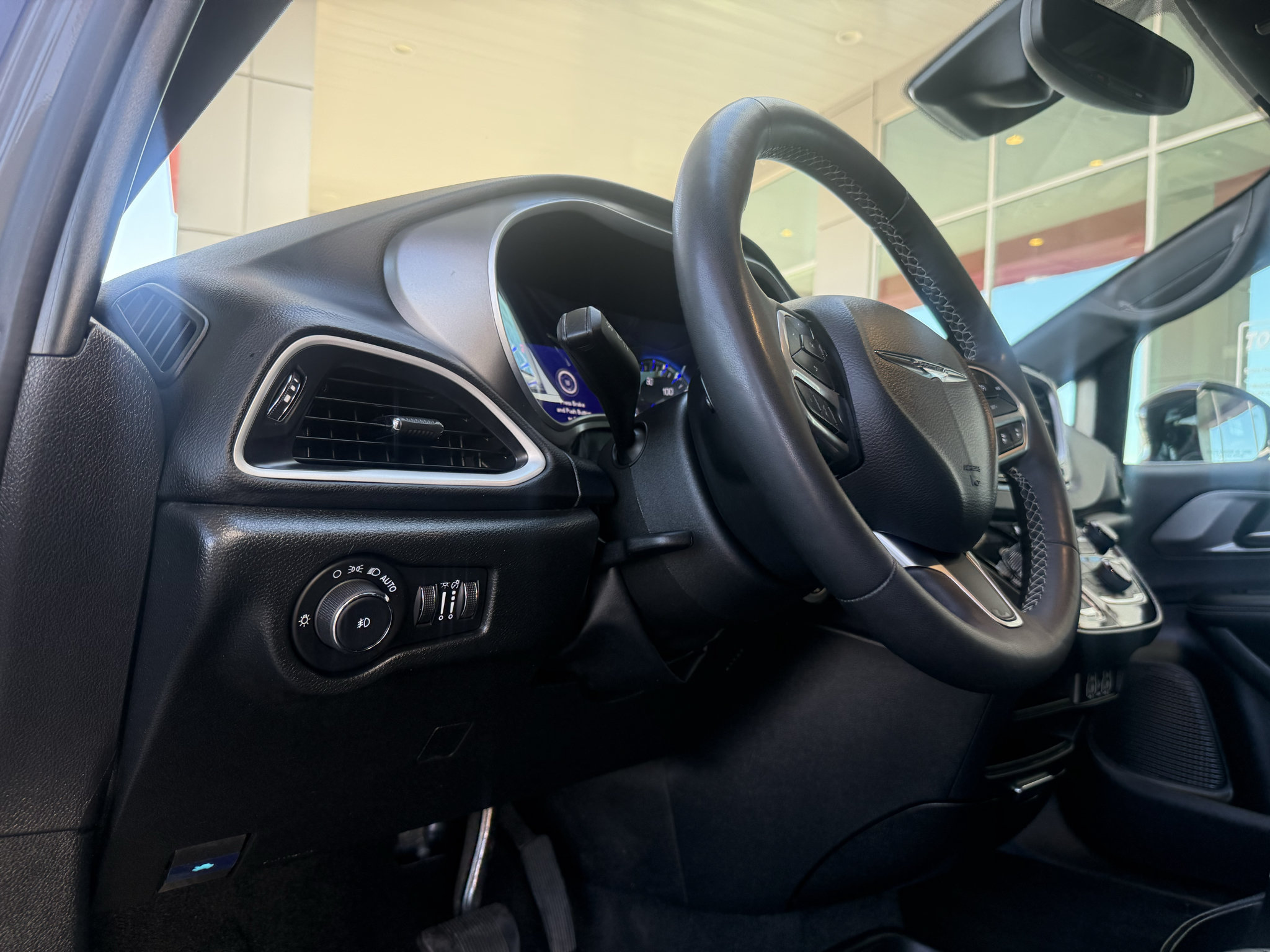 Used 2025 Chrysler Pacifica Select FWD image 17
