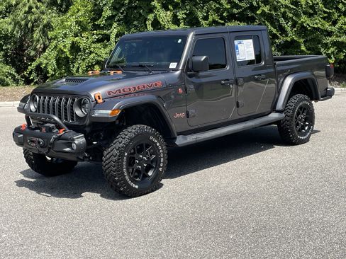 Used 2025 Jeep Gladiator Mojave AWD/4WD image 4