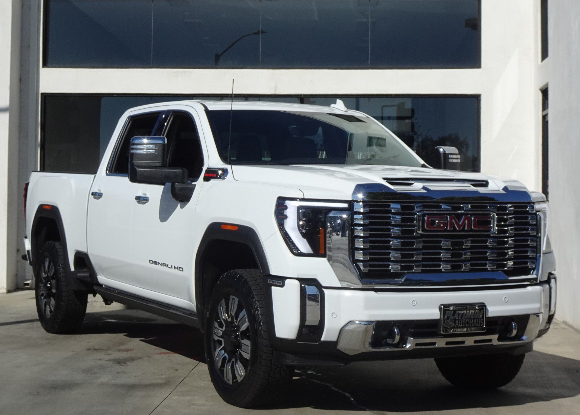 Used 2025 GMC Sierra 2500 Denali w/ Denali Reserve Package AWD/4WD image 8