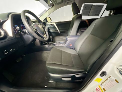 Used 2018 Toyota RAV4 LE image 14