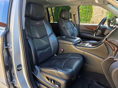 Used 2019 Cadillac Escalade ESV Luxury AWD/4WD image 45