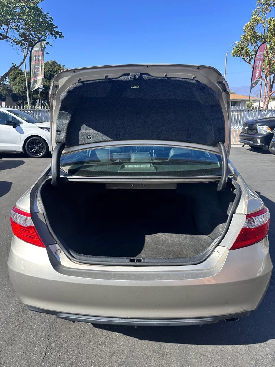 Used 2015 Toyota Camry SE FWD image 15