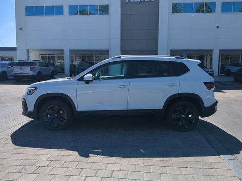 New 2026 Volkswagen Taos SE image 6