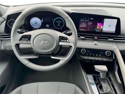 New 2025 Hyundai Elantra SEL image 17