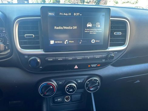 Used 2022 Hyundai Venue SE image 17