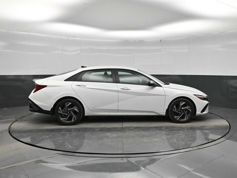 Used 2025 Hyundai Elantra SEL FWD image 8