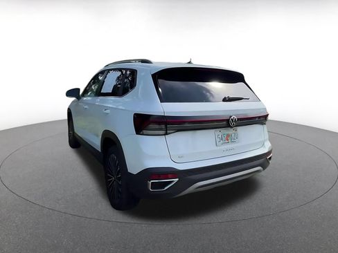 Used 2025 Volkswagen Taos SE FWD image 10