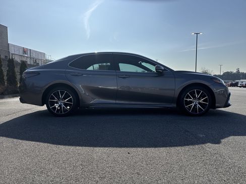 Used 2022 Toyota Camry SE image 11