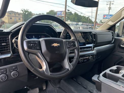 Used 2024 Chevrolet Silverado 2500 LT AWD/4WD image 18