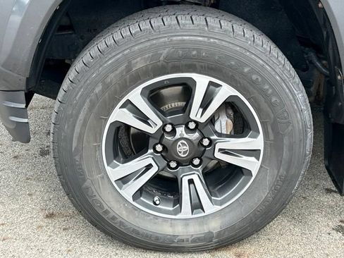 Used 2017 Toyota Tacoma TRD Sport w/ Tow Package (A/T) AWD/4WD image 11