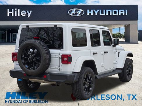 Used 2022 Jeep Wrangler Unlimited Sahara w/ Cold Weather Group image 4