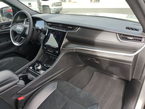 Used 2024 Jeep Grand Cherokee Altitude image 32