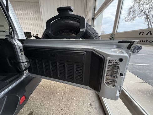 Used 2023 Jeep Wrangler Unlimited Sahara w/ Cold Weather Group image 19