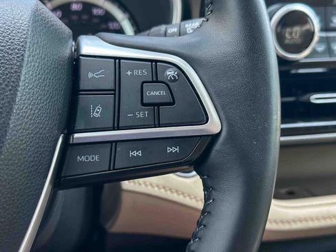 Used 2022 Toyota Highlander XLE FWD image 26