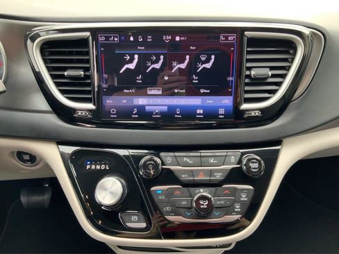 Used 2024 Chrysler Pacifica Touring-L FWD image 34