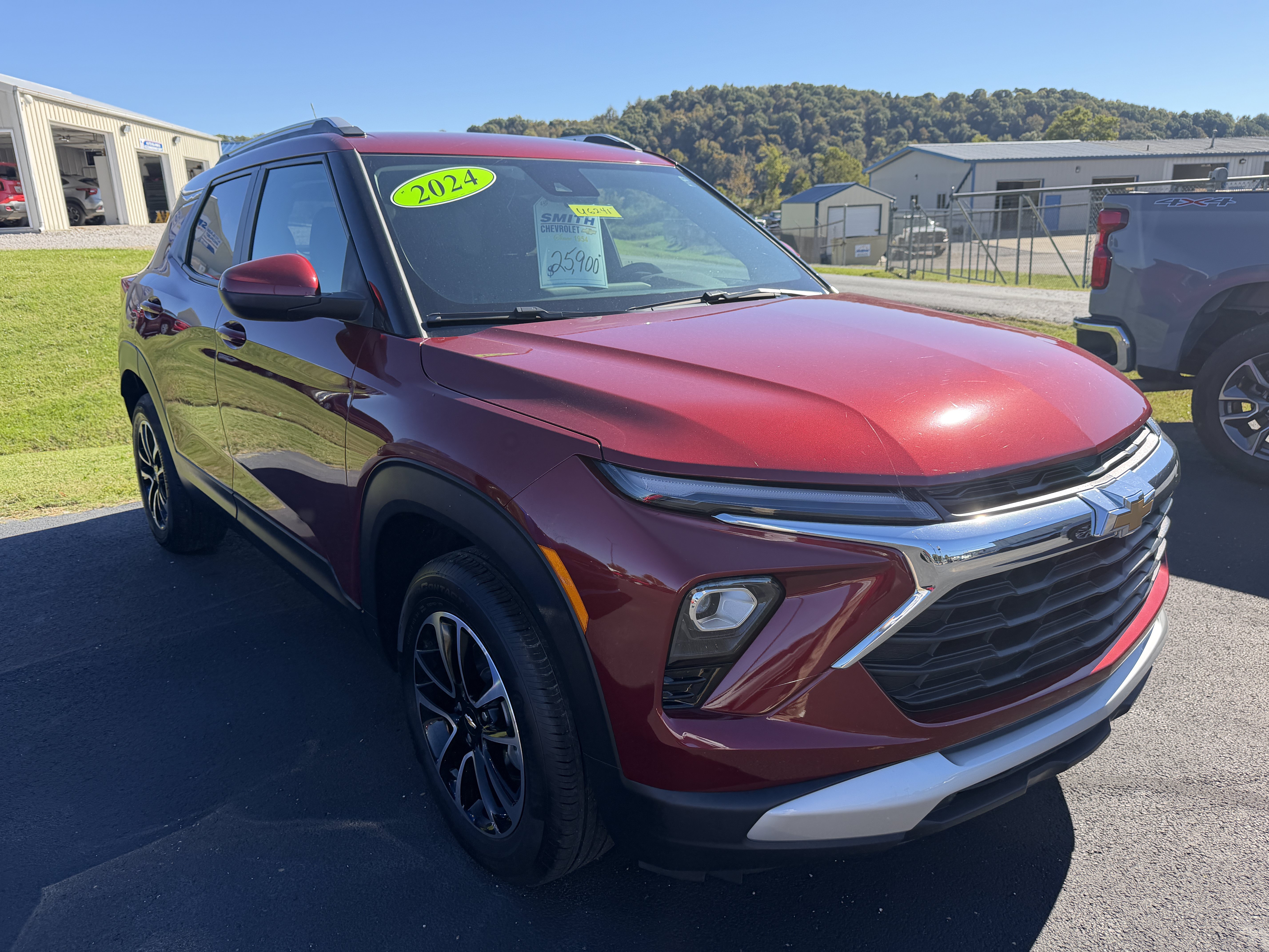 Used 2024 Chevrolet TrailBlazer LT w/ Convenience Package AWD/4WD image 2