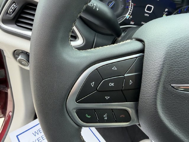 Used 2023 Chrysler Pacifica Touring-L FWD image 21