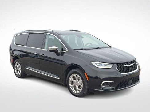 Used 2021 Chrysler Pacifica Limited w/ Uconnect Theater Family Group AWD/4WD image 2