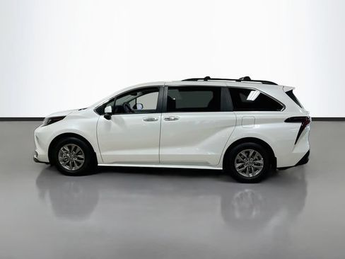Used 2026 Toyota Sienna XLE FWD image 4