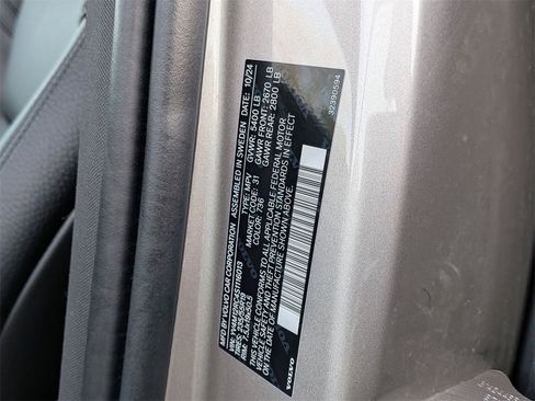 Used 2025 Volvo XC60 B5 Plus image 25