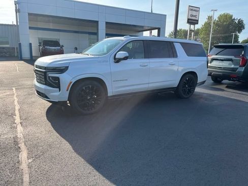Used 2025 Chevrolet Suburban High Country AWD/4WD image 2