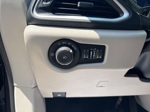Used 2024 Chrysler Pacifica Touring-L FWD image 48