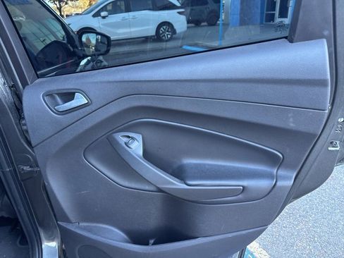 Used 2018 Ford Escape SE w/ SE Sport Appearance Package image 18