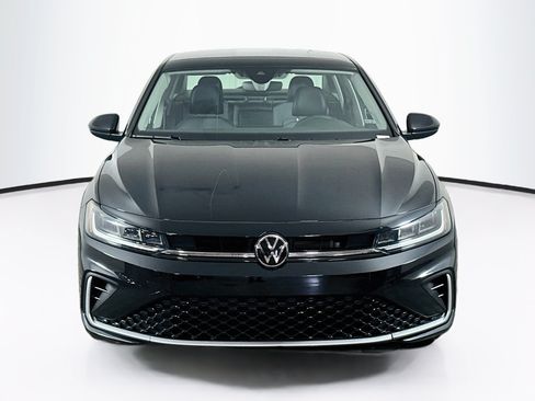 Used 2025 Volkswagen Jetta SE FWD image 2