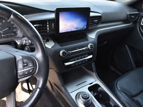 Used 2020 Ford Explorer XLT image 9