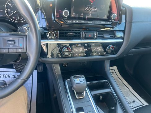 Used 2022 Nissan Pathfinder SV image 18