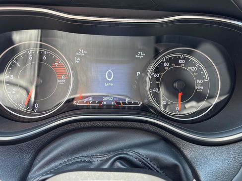 Used 2019 Jeep Cherokee Overland w/ Technology Group AWD/4WD image 3