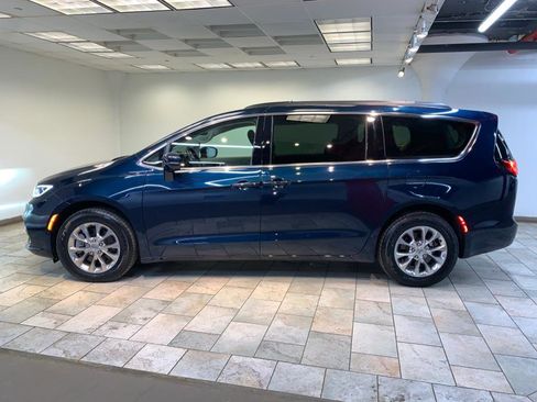 Used 2022 Chrysler Pacifica Touring-L w/ Uconnect Theater Family Group image 4