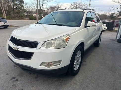 Used 2011 Chevrolet Traverse LT image 2
