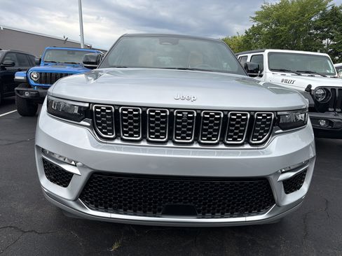 Certified 2025 Jeep Grand Cherokee Summit w/ Luxury Tech Group V AWD/4WD image 3