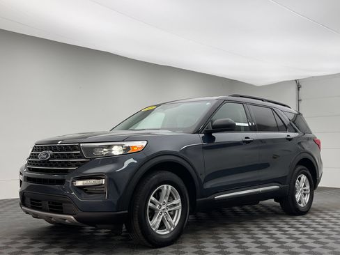Used 2023 Ford Explorer XLT w/ Equipment Group 202A AWD/4WD image 2