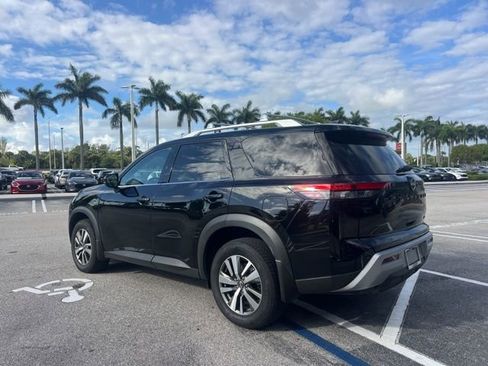 Used 2025 Nissan Pathfinder SL w/ Black Appearance Package image 15