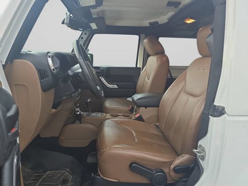 Used 2018 Jeep Wrangler Sahara w/ Dual Top Group AWD/4WD image 3