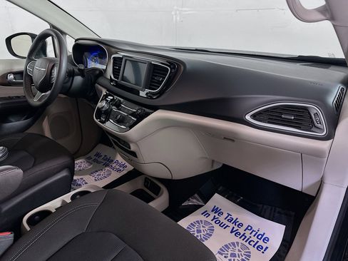 Used 2023 Chrysler Voyager LX image 28