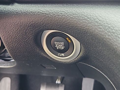 Used 2023 Chrysler Pacifica Limited w/ S Appearance Package FWD image 19