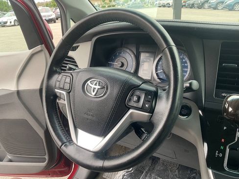 Used 2015 Toyota Sienna XLE FWD image 18
