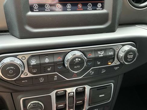 Used 2018 Jeep Wrangler Unlimited Sport S AWD/4WD image 32