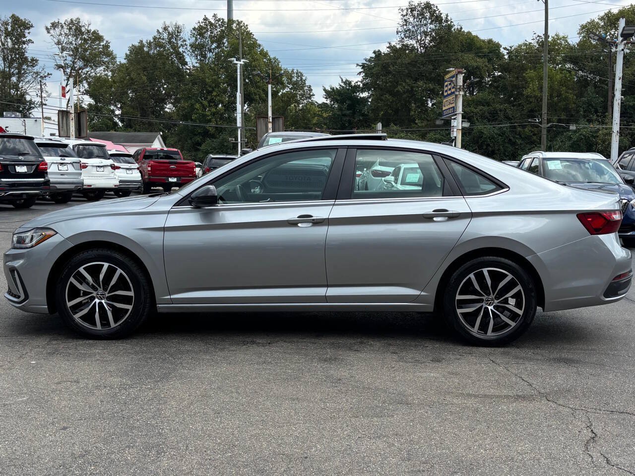 Used 2025 Volkswagen Jetta SE FWD image 5