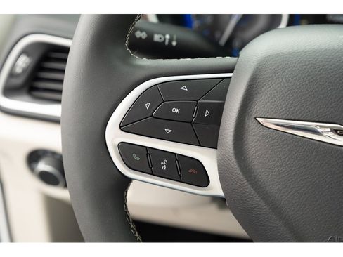 Used 2023 Chrysler Voyager LX image 17