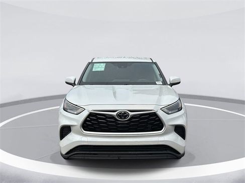 Used 2022 Toyota Highlander L image 2