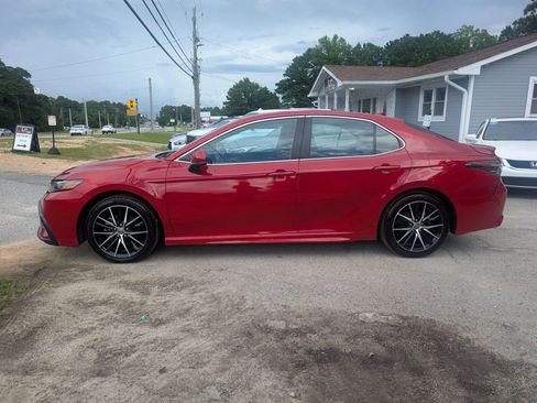 Used 2021 Toyota Camry SE FWD image 3