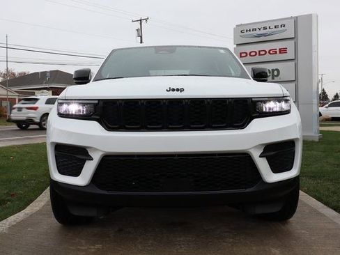 New 2025 Jeep Grand Cherokee Altitude image 5