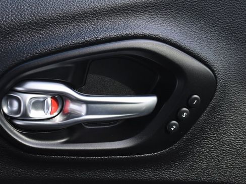 Used 2022 Jeep Cherokee Limited image 17