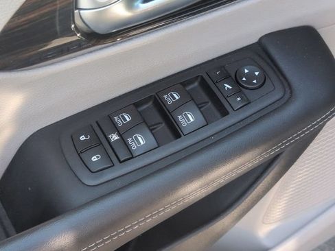 Used 2023 Chrysler Pacifica Limited FWD image 13